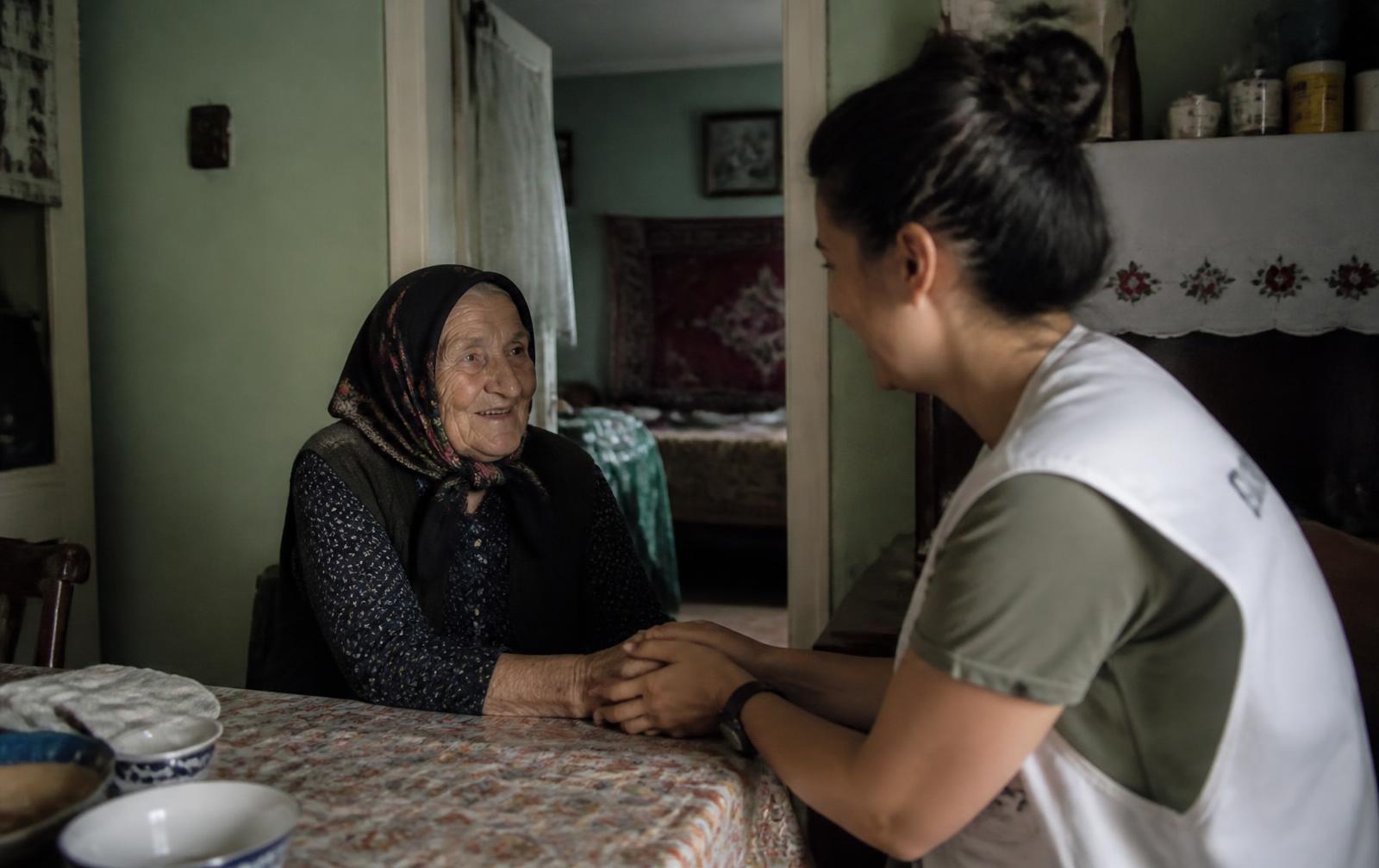 Doamna Veronica, 84 de ani, primește o vizită săptămânală în cartierul Cornești.